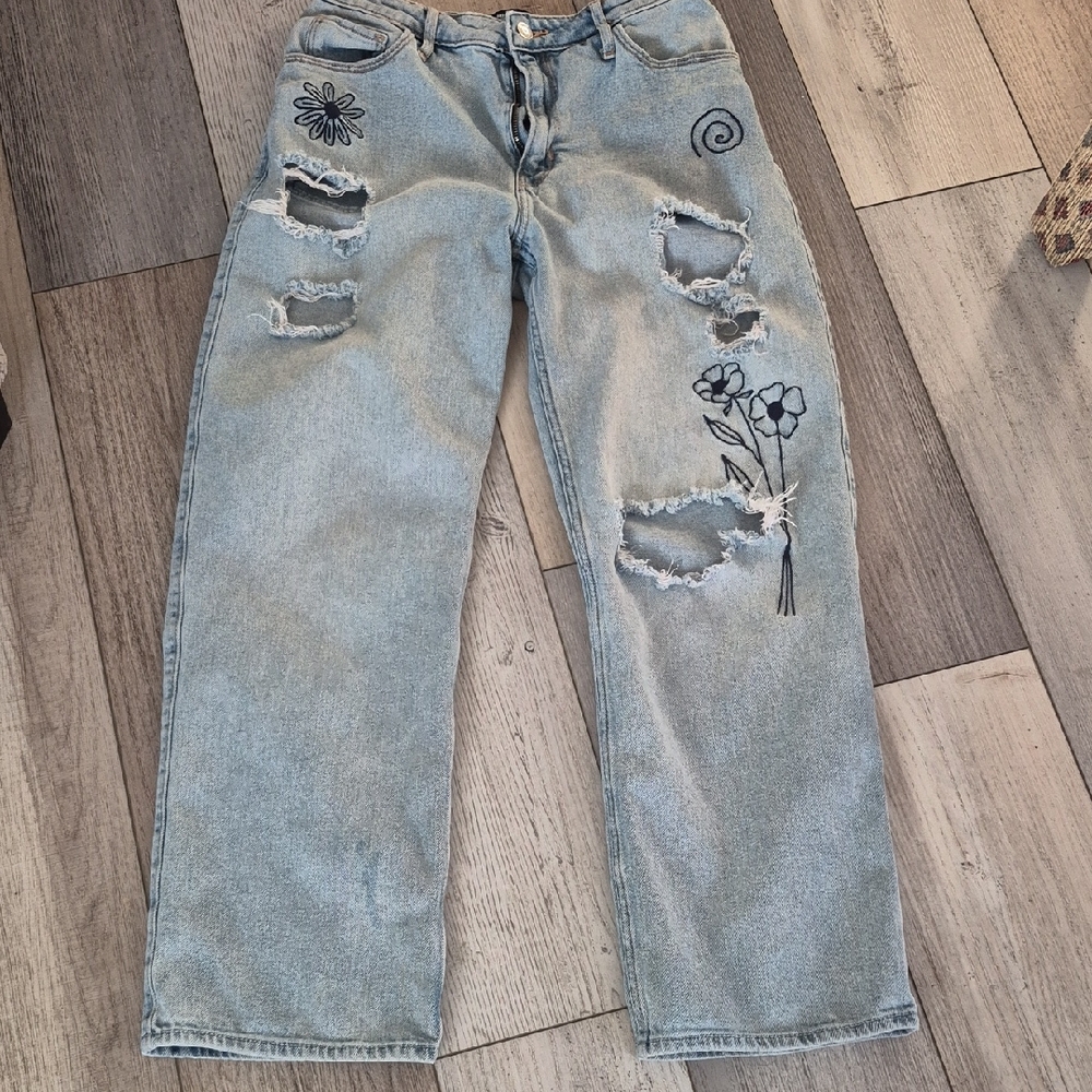 Hollister Light Blue Relaxed WOMENS  Jeans with Black Embroidery SIZE 7 28/31